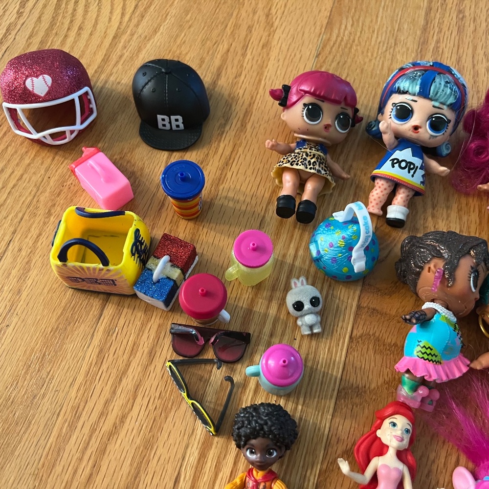 large lot of LOL Surprise dolls and accessories - Picture 3 of 4